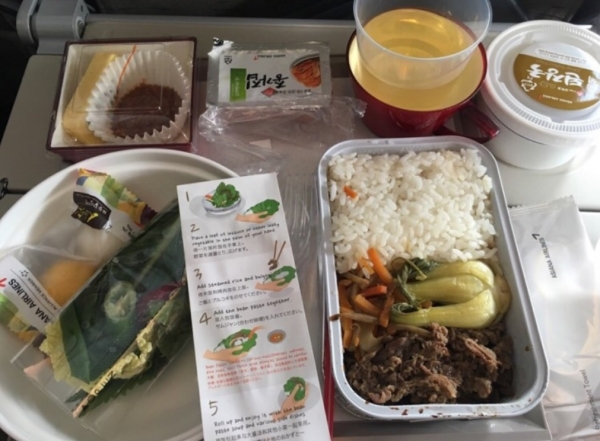 한 블로거가 지난 22일 공개한 아시아나항공 기내식. 기내식 공급이 정상적으로 이뤄지고 있음을 알 수 있다.(출처=네이버_Jungle Onion's Blog)