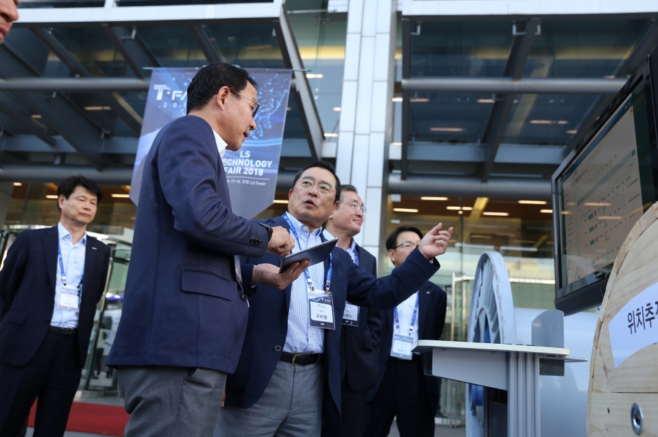 구자열 LS그룹 회장이 17일 LS타워에서 열린 'T-Fair 2018'에 참가해 LS전선의 위치추적(IoT) 시스템 기술을 둘러보고 있다(출처=LS그룹)