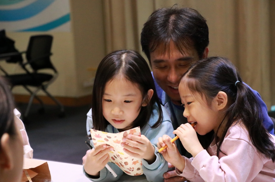 지난 12월 초, 안성시 LS미래원에서 LS그룹 임직원과 자녀들이 가족행복캠프에 참여해 서로에게 쓴 편지를 읽고 있다.(출처=LS그룹)