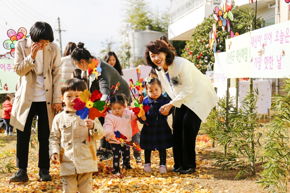 이어룡 회장(오른쪽 첫번째)이 영유아 보육시설인 이화영아원 앞 뜰에서 아이들과 반갑게 인사하고 기념 사진을 찍고 있다. (출처=대신금융그룹)