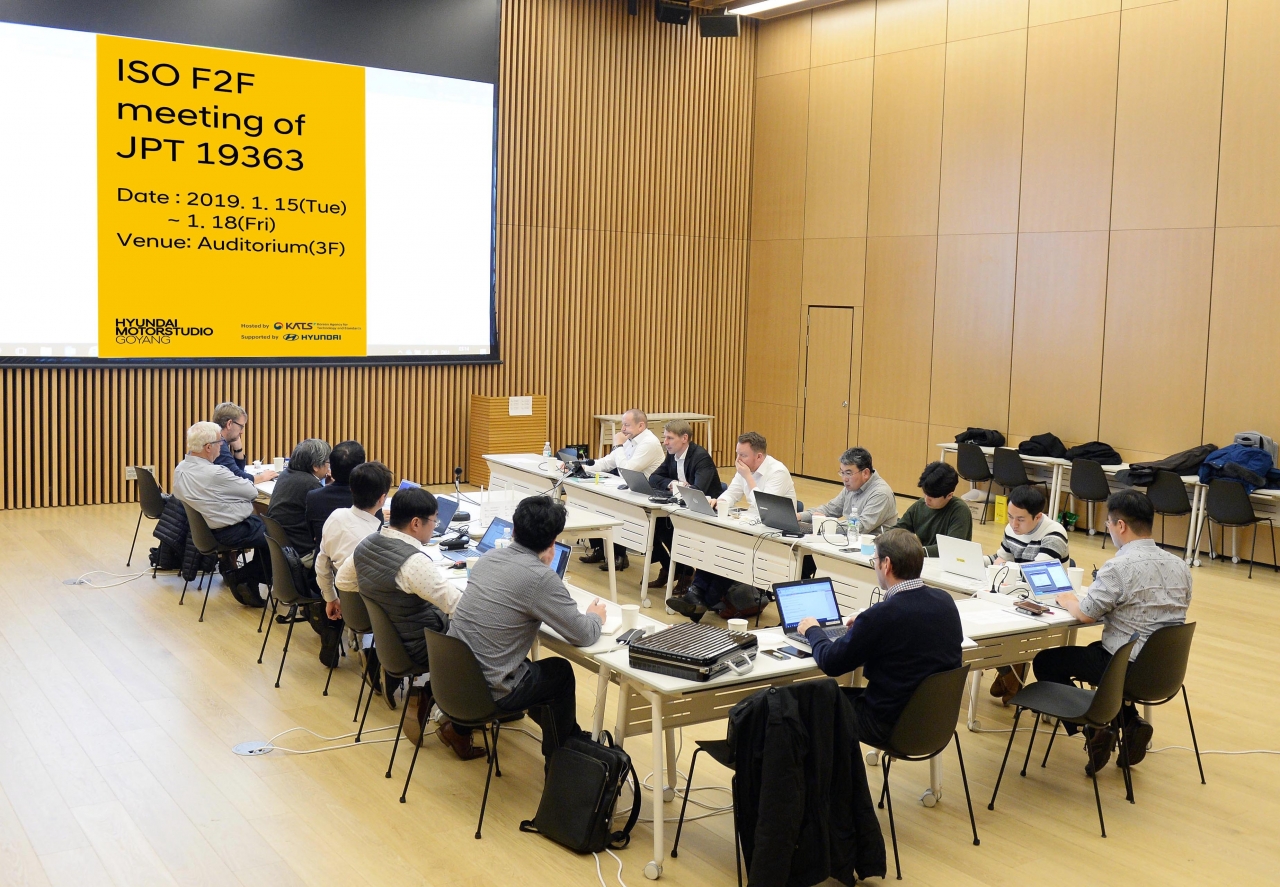현대모터스튜디오 고양에서 열린 ‘ISO  전기차 무선충전 국제표준화 회의’에 참가한 전문가들이 회의를 진행 하고 있는 모습 (출처=현대차)