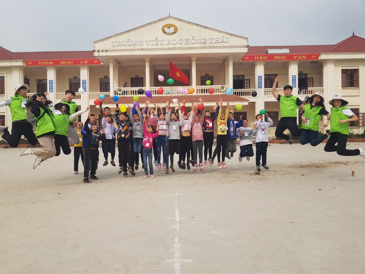 베트남 하이퐁시의 초등학생들과 함께 파견중인 LS 대학생해외봉사단 23기 단원들(출처=LS그룹)