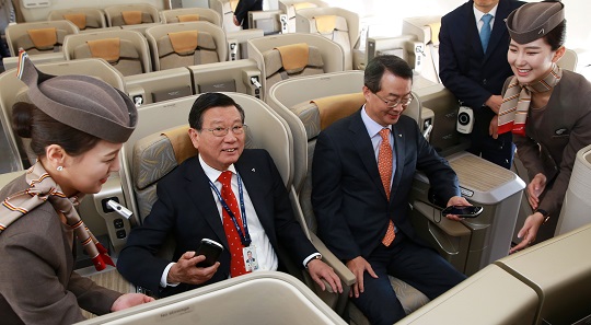 박삼구 금호아시아나그룹 회장(왼쪽 두번째)과 김수천 아시아나항공 사장(왼쪽 세번째)이 ‘A350 1호기'기내를 둘러보며 장비를 직접 체험해보고 있다.(출처=아시아나항공)