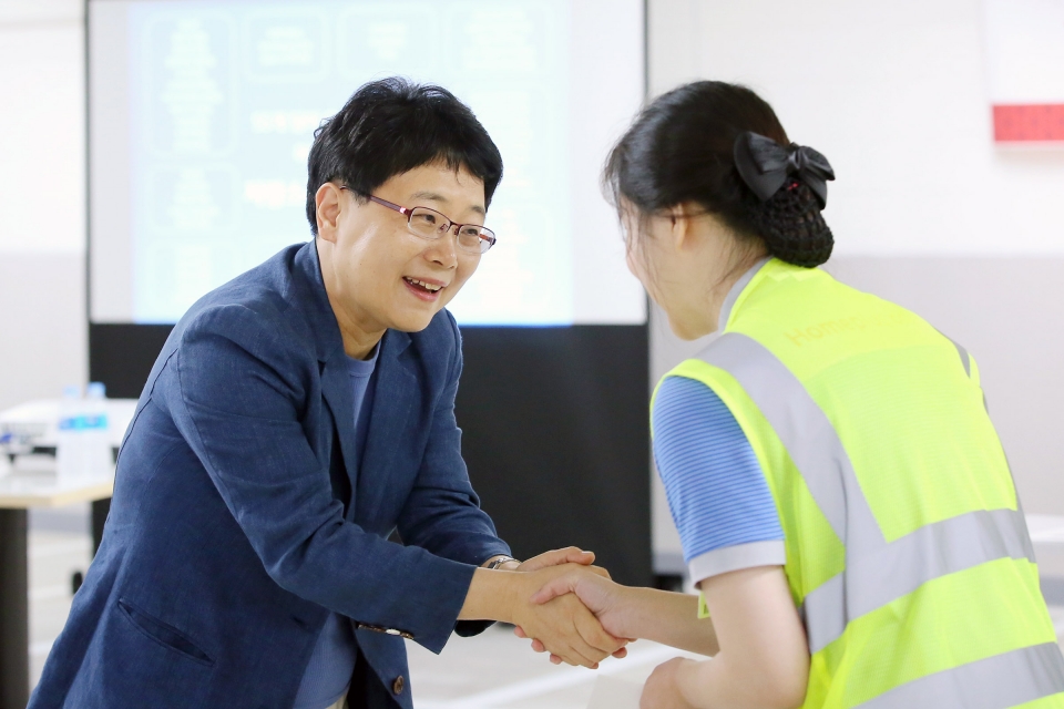 직원들과 악수 나누는 임일순 사장.(출처=홈플러스)