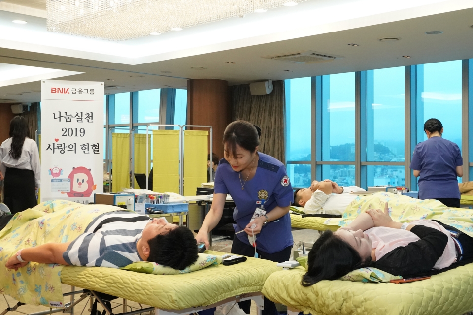 BNK금융그룹 임직원들이 19일(금), 부산은행 본점에서 나눔 실천을 위해 진행된 2차 ‘2019 BNK사랑의 헌혈’에 참여하고 있다(출처=BNK금융)