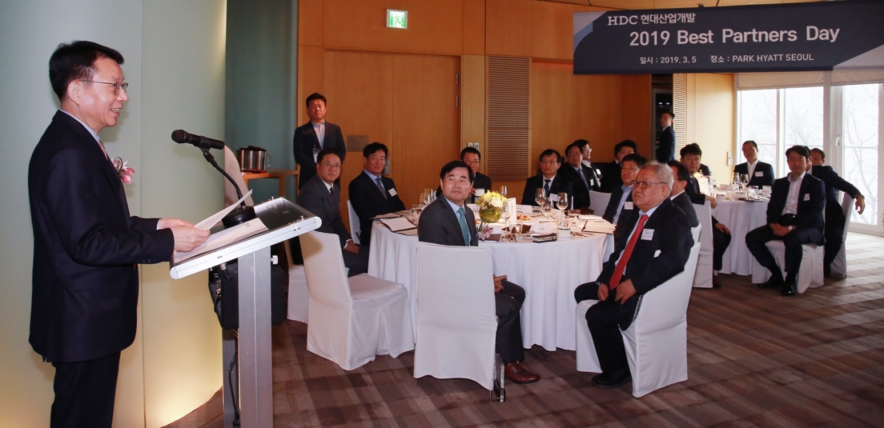'베스트 파트너스 데이' 행사에 참석한 HDC현대산업개발 김대철 사장(맨 왼쪽)(출처=HDC현대산업개발)