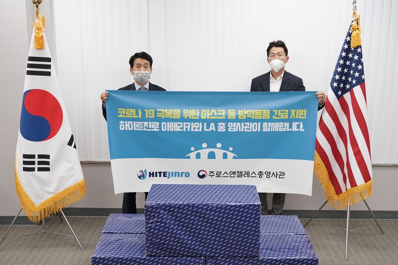 강경태 하이트진로 미국법인장(오른쪽)과 김완중 LA총영사관 총영사(왼쪽)(출처=하이트진로)