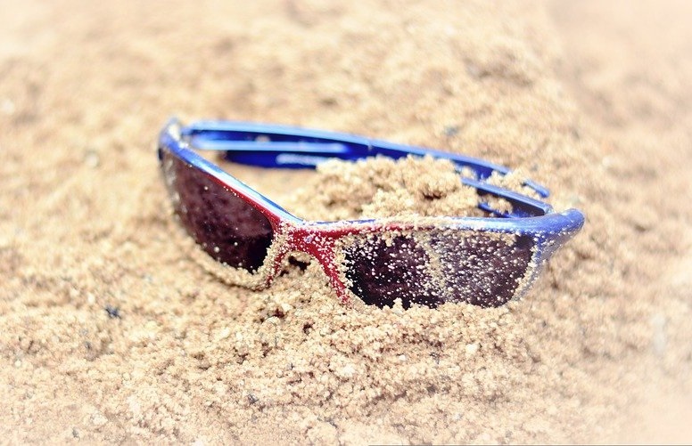 선글라스, 스포츠선글라스, 스포츠고글, 해변, 모래(출처=pixabay)