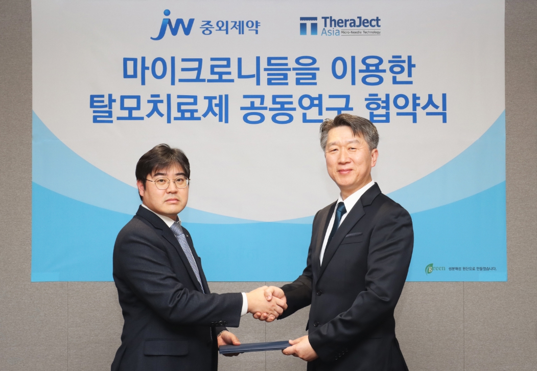 (왼쪽부터)진세호 JW중외제약 제제연구센터장, 김경동 테라젝아시아 대표이사 (출처=JW중외제약)