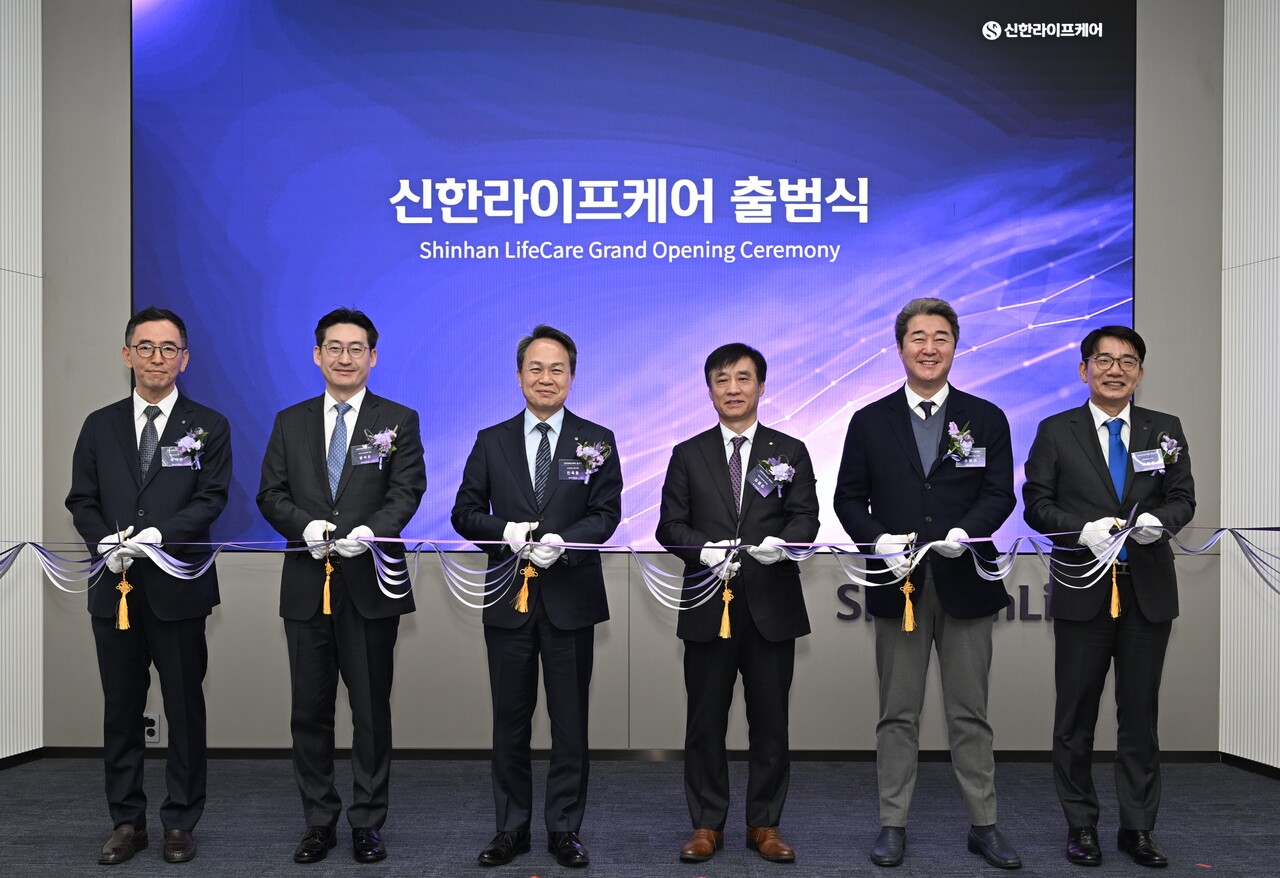 26일 서울 중구 신한L타워에서 진행된 출범식에서 신한금융그룹 진옥동 회장(왼쪽에서 세 번째), 생명보험협회 김철주 회장(왼쪽에서 네 번째), 신한라이프 이영종 사장(오른쪽에서 첫 번째)과 신한라이프케어 우석문 대표(왼쪽에서 첫 번째)가 참석자들과 함께 커팅식을 하고 있다. (출처=신한라이프)