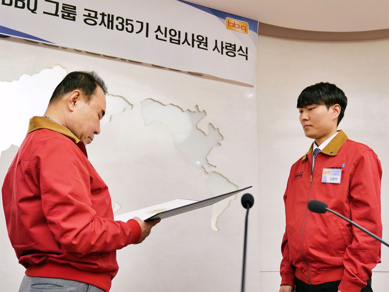 BBQ치킨_제너시스BBQ 그룹 윤홍근 회장(왼쪽)이 2023 하반기 공개채용 신입사원에게 사령장을 수여하고 있다. (출처=BBQ)