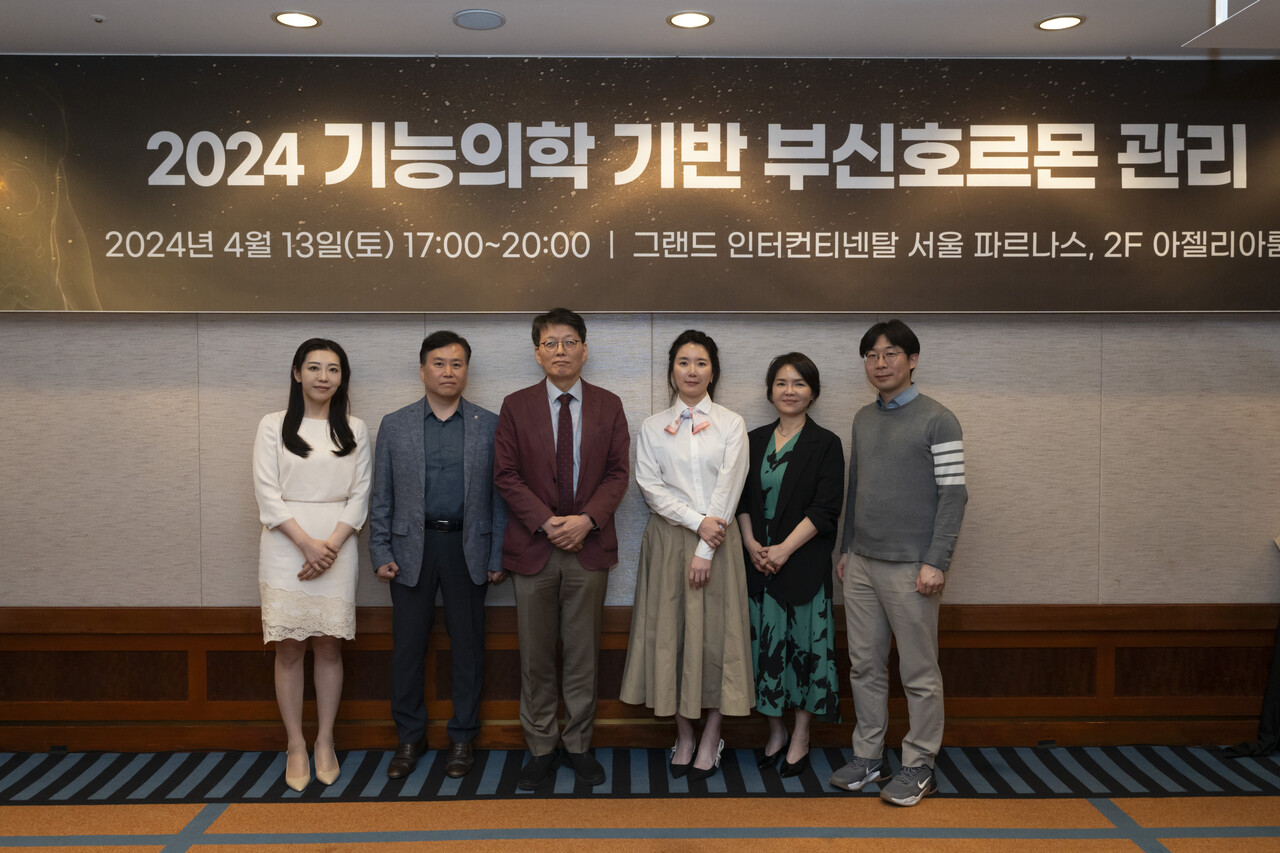 (왼쪽부터) 이윤경 교수, 김재원 GC녹십자웰빙 본부장, 최세환 원장, 최정민 원장, 김혜연 원장, 이상훈 GC녹십자 아이메드 원장 (출처=GC녹십자웰빙)