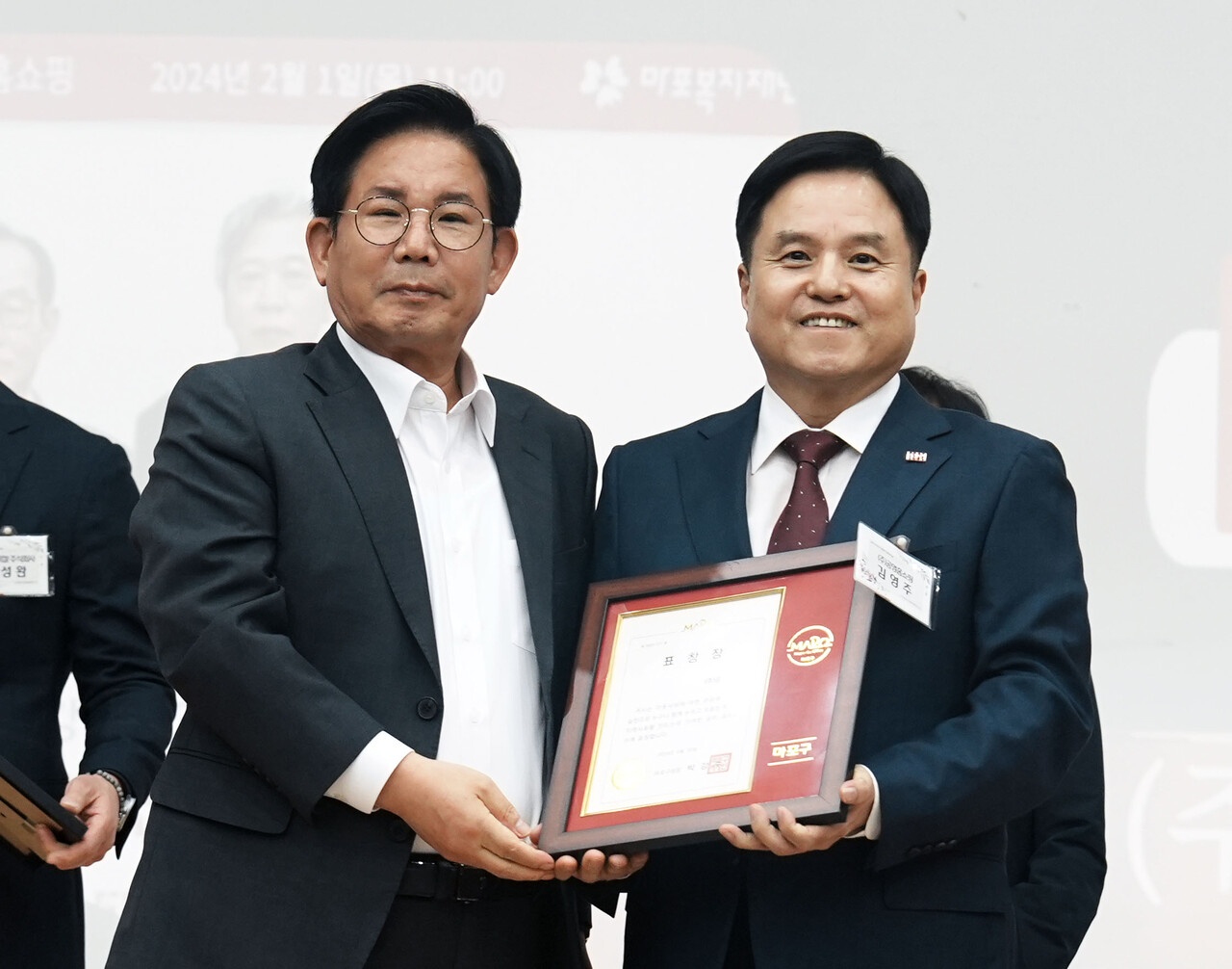 김영주 경영본부장(사진 오른쪽)과 박강수 마포구청장 (출처=공영홈쇼핑)
