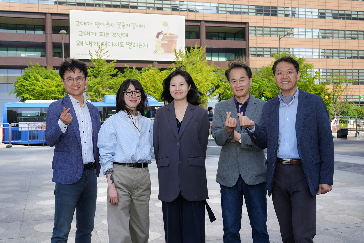 (왼쪽부터) 장재선 문화일보 부국장, 가수 겸 작가 요조(본명 신수진), 김행숙 시인(강남대학교 교수), 이승우 소설가(조선대 교수), 곽효환 시인(한국문학번역원장) (출처=교보생명)