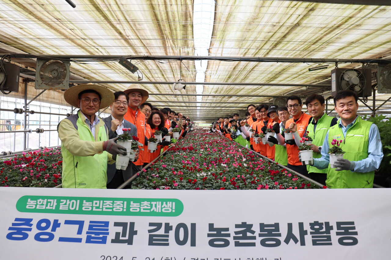 이동근 농협중앙회 농업농촌본부장(오른쪽 첫번째), 조동환 고촌농협 조합장(왼쪽 첫번째), 홍정도 중앙그룹 부회장(왼쪽 세번째), 김규식 김포시 부시장(왼쪽 두번째) (출처=농협중앙회)