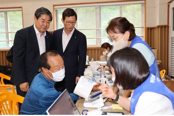 제 1차 농촌순회진료행사에서 NH농협생명 윤해진 대표이사(오른쪽)가 연세의료원 의료진을 격려하는 모습 (출처=농협생명)