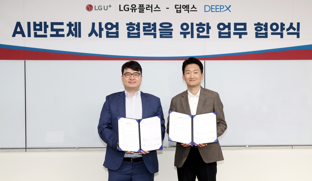 권용현 LG유플러스 기업부문장(오른쪽)과 김녹원 딥엑스 대표가 업무협약을 맺고 기념 사진을 촬영하는 모습. (출처=LG유플러스)