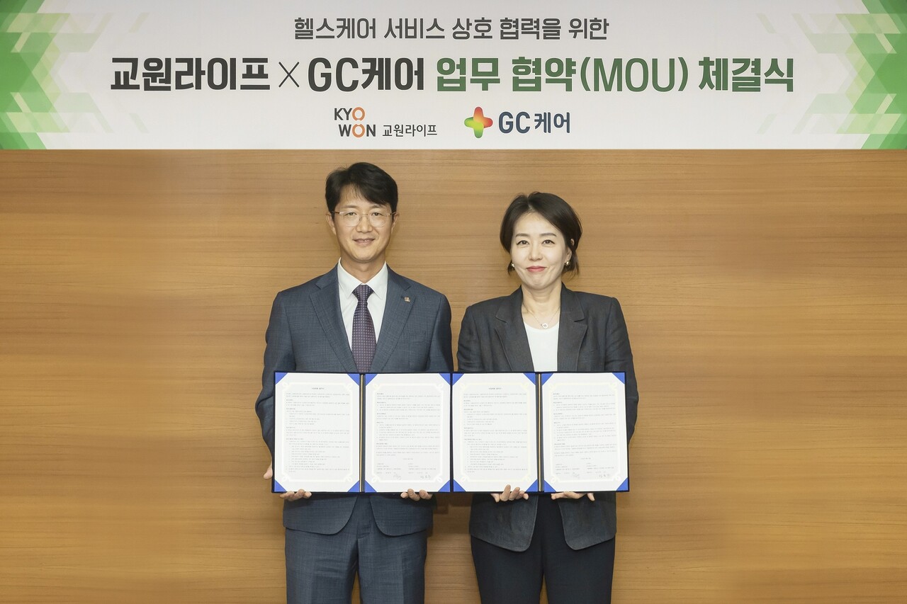(왼쪽부터) 서동혁 교원라이프 사업기획부문장, 성윤주 GC케어 기업사업본부장 (출처=교원)