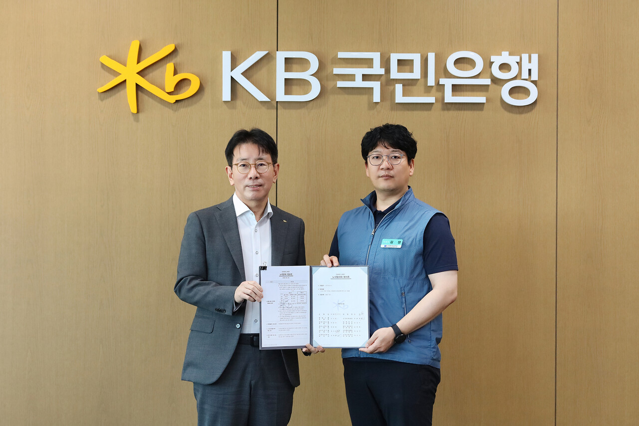 지난 26일 KB국민은행 신관 회의실에서 열린 '2024년 2/4분기 노사협의회 조인식'에서 이재근 KB국민은행장(좌측)과 김정 KB국민은행지부 위원장이 기념사진을 촬영하고 있다. (출처=KB국민은행)
