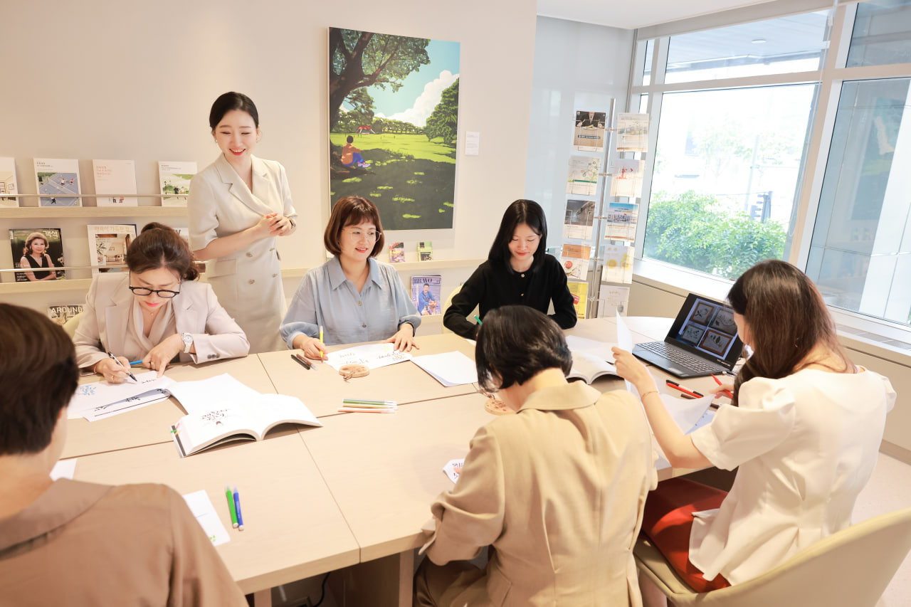 부평 고객센터에서 개점을 맞아 시범적으로 열린 ‘캘리그래피 클래스’에 고객들이 참여하고 있다. (출처=한화생명)