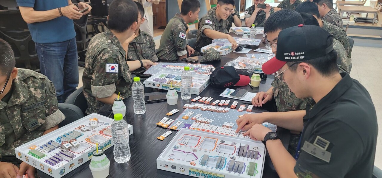 육군 제 5 보병사단 열쇠신병교육대대 장병들이 재능교육 코딩 교육 프로그램 ‘스카티고’로코딩 실습을 하고 있다. (출처=재능교육)