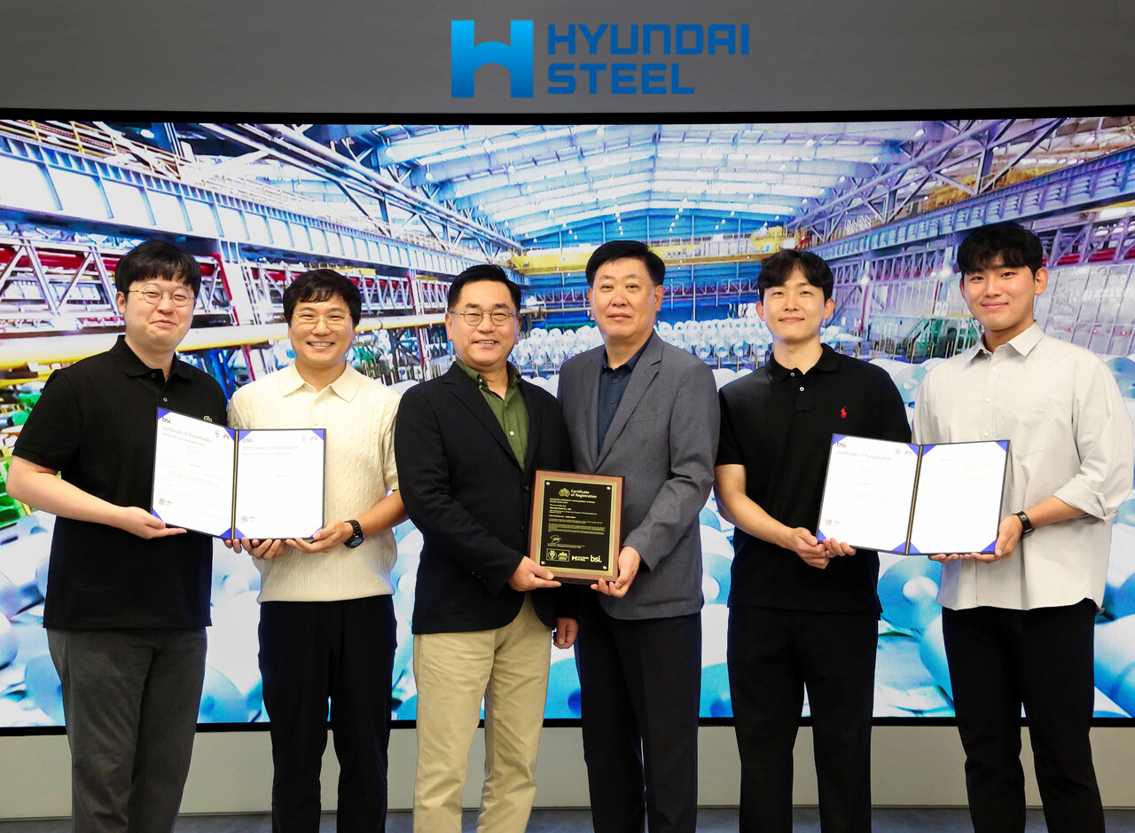서상원 경영지원본부장(사진 중앙 좌측), 김원배 판재사업본부장(사진 중앙 우측)을 비롯한 현대제철 임직원들이 ISO 22301 인증서를 들고 사진을 촬영하고 있다. (출처=현대제철)