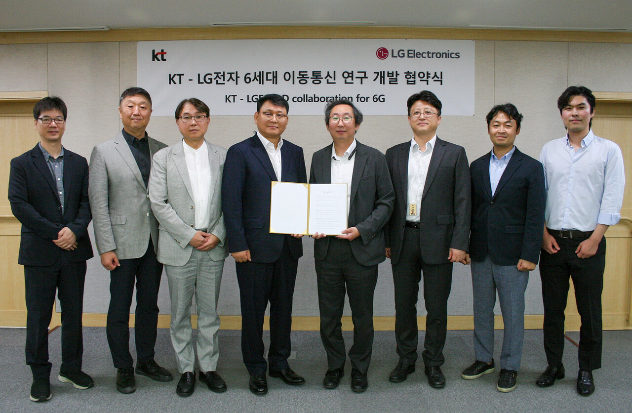 이종식 KT 네트워크연구소장(왼쪽 5번째)과 제영호 LG전자 C&M표준연구소장(왼쪽 4번째)을 비롯한 KT, LG전자 임직원이 6G 연구개발 협약식을 마친 뒤 기념 촬영을 하고 있다. (출처=KT)
