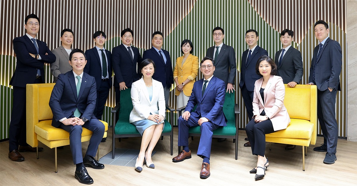 (앞줄 왼쪽부터) 배도진 하나은행 자산관리컨설팅센터 부장, 이은정 하나은행 WM본부 본부장, 조대현 하나증권 WM영업본부 본부장, 김정현 하나증권 금융상품추진실 실장이 '하나 패밀리오피스 원 솔루션' 전담 직원들과 기념 촬영을 하고 있다. (출처=하나은행)