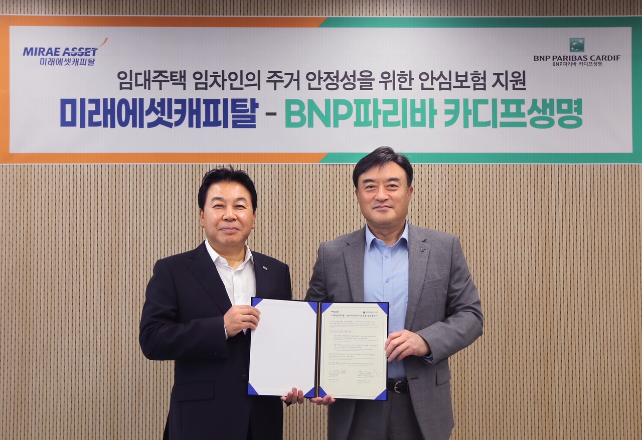 (왼쪽부터) 이만희 미래에셋캐피탈 대표이사 사장, 오준석 BNP파리바 카디프생명 대표이사 사장 (출처=미래에셋캐피탈)