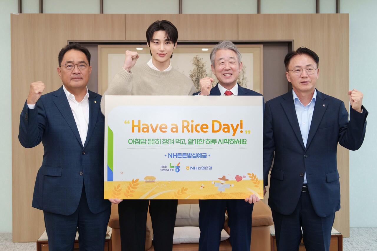 (우측부터) 이석용 농협은행장, 강호동 농협중앙회장, 모델 변우석,지준섭 농협 중앙회 부회장 (출처=NH농협은행)
