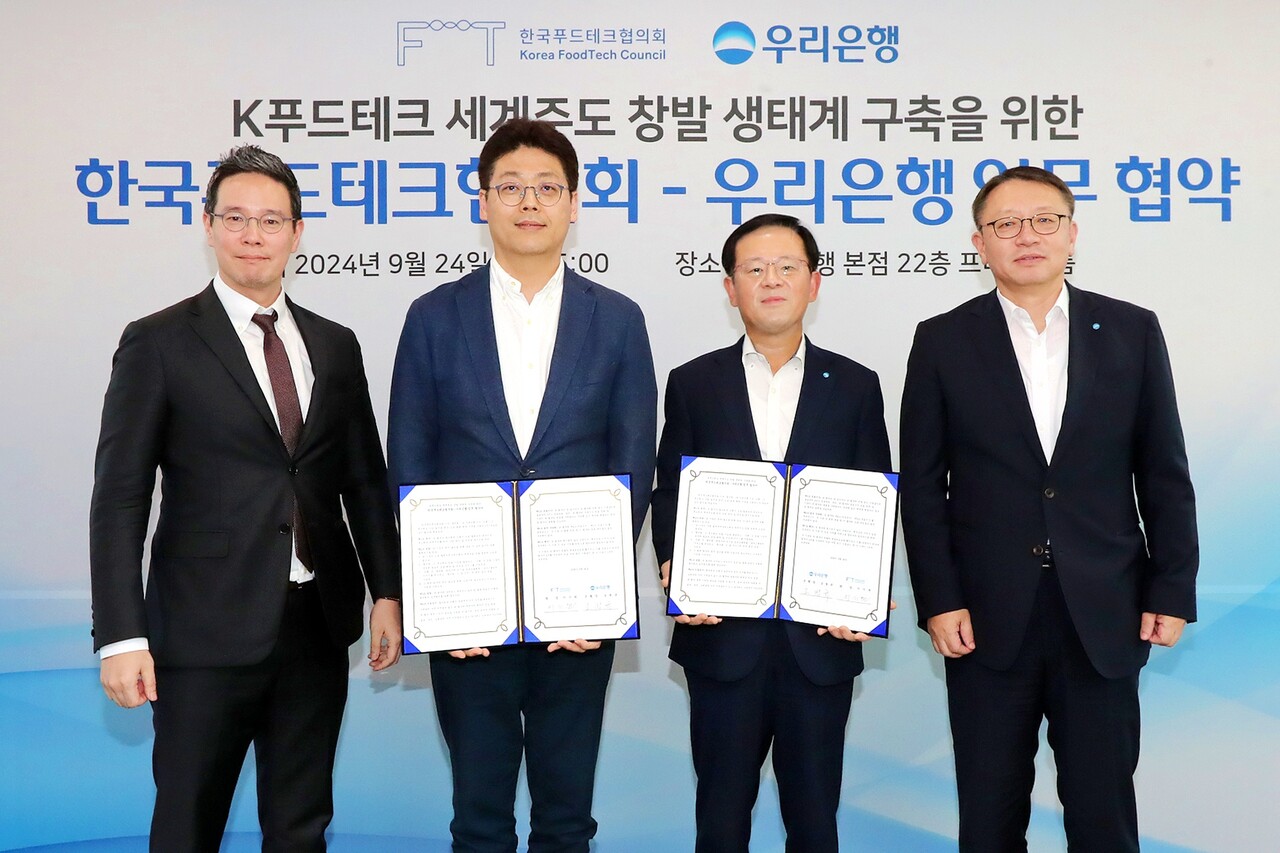 (왼쪽부터) 신호식 한국푸드테크협의회 회장, 이기원 회장, 조병규 우리은행장, 정진완 우리은행 중소기업그룹장이 협약식에서 기념사진을 촬영하고 있다. (출처=우리은행