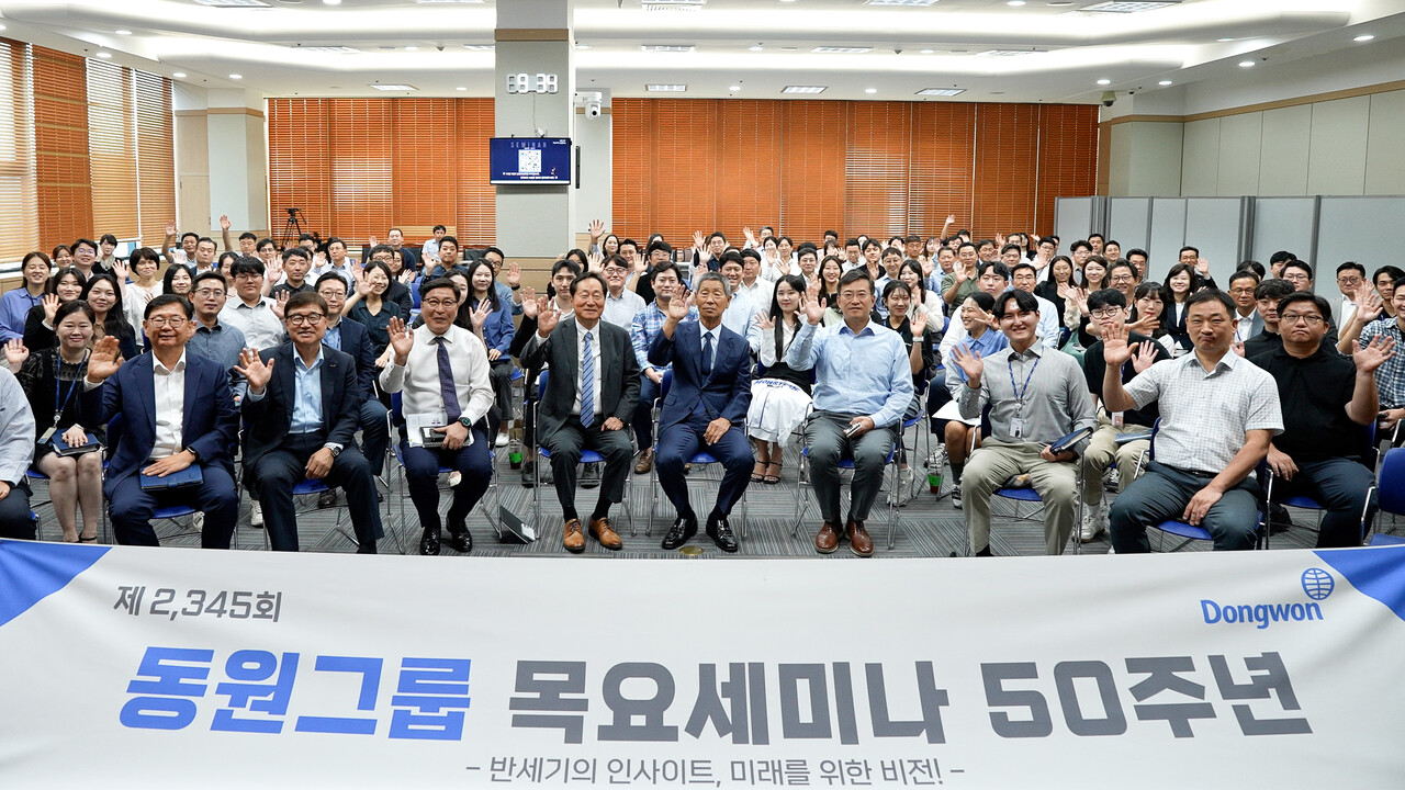 26일 서울 서초구 동원산업빌딩에서 김남정 회장(앞줄 오른쪽 세번째)을 비롯한 동원그룹 임직원들이 김성근 전 야구 감독(앞줄 오른쪽 네번째)과 기념 촬영을 하고 있다. (출처=동원그룹)