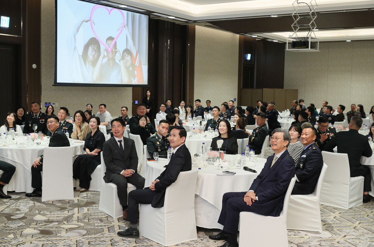 한화 방산 3사(한화에어로스페이스, 한화시스템, 한화오션)는 국방부, 한국경제인협회와 25일 인천광역시 인스파이어리조트에서 '군인가족의 날 힐링데이'를 개최했다. 이날 행사엔 각 군 모범장병 및 가족과 김선호 국방부 차관(앞줄 가운데), 김창범 한경협 상근부회장(김 차관 오른쪽), 문지훈 한화에어로스페이스 부사장(김 차관 왼쪽) 등 120여명이 참석했다. (출처=한화에어로스페이스)