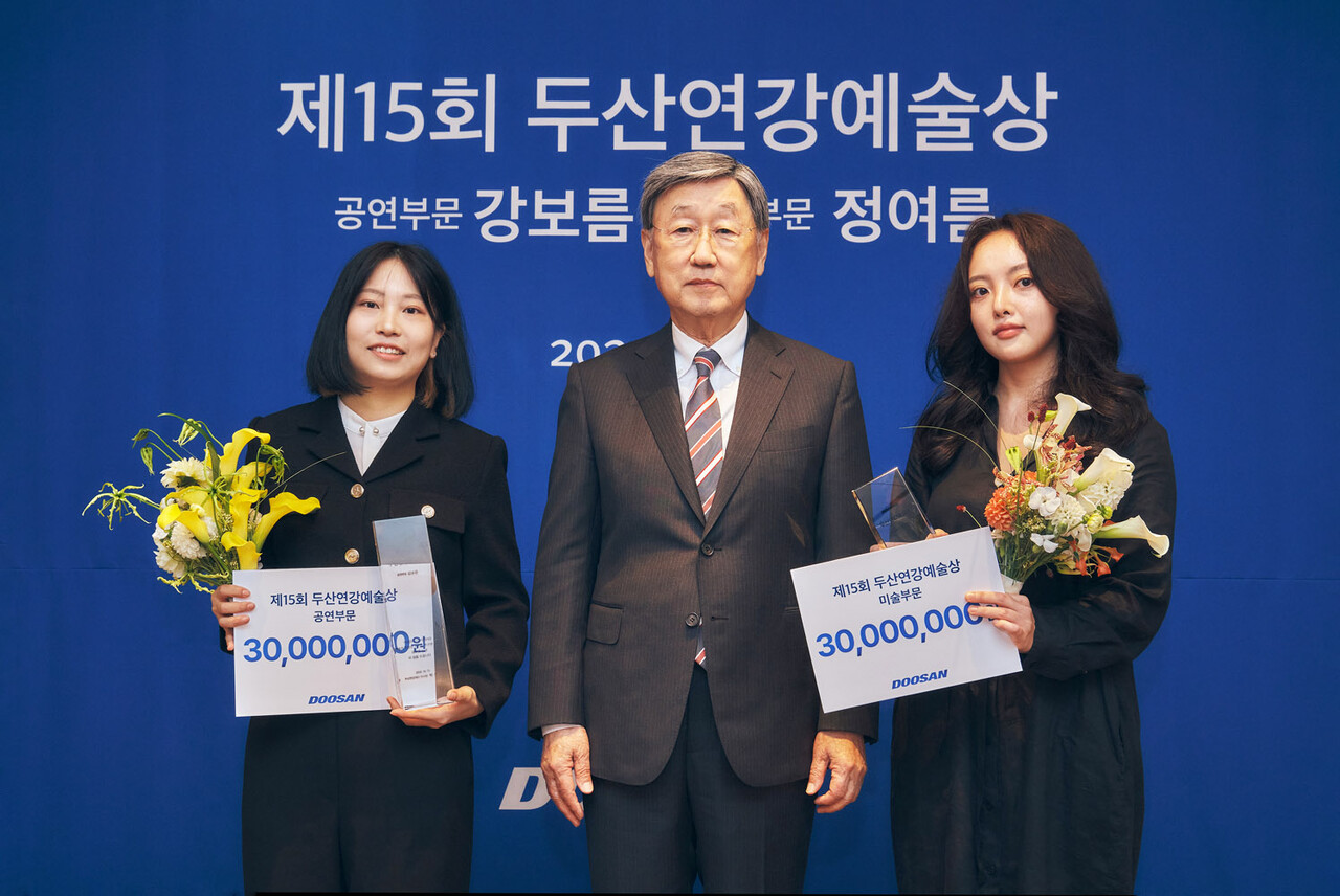 박용현 두산연강재단 이사장(가운데)과 공연부문 수상자 강보름 연출가(왼쪽), 미술부문 수상자 정여름 작가(오른쪽) (출처=두산)