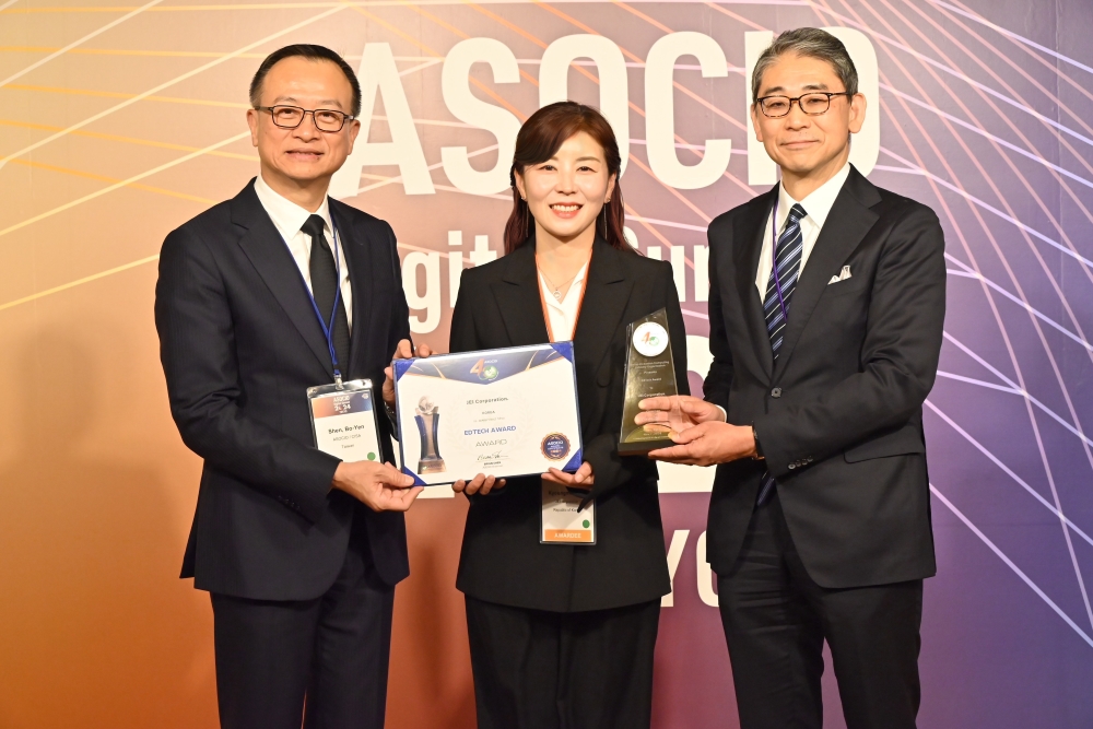 (왼쪽부터) Brian Shen ASOCIO 회장, 이경민 재능교육 디자인센터장, Fukunaga Tetsuya JISA 회장이 수상 기념 촬영을 하고 있다. (출처=재능교육)