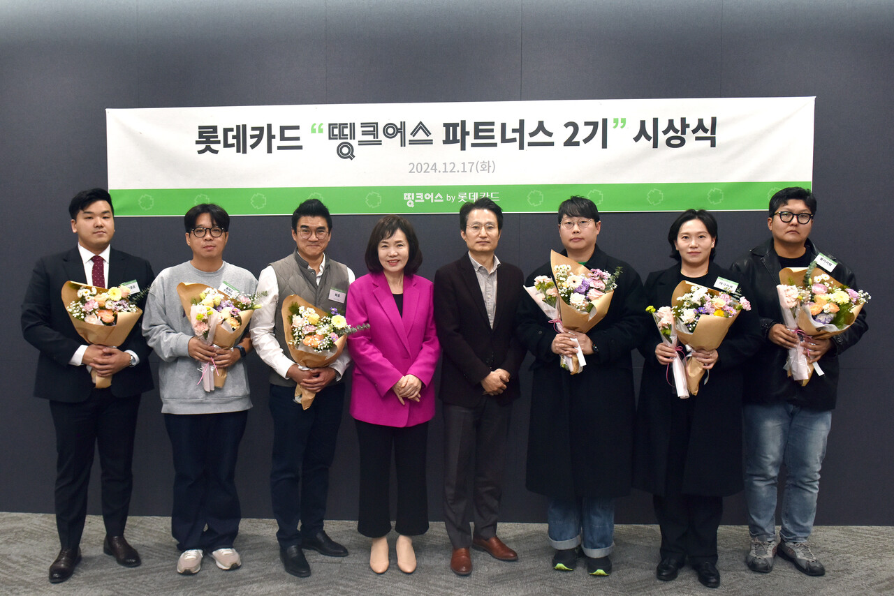 (왼쪽부터) 한강진 그린루프 대표(우수상), 박찬우 플래닛주민센터 대표(서울시 넥스트로컬상), 김정은 비유 대표(우수상), 이복실 롯데카드 ESG위원장, 정동훈 롯데카드 전략본부장, 오태근 로브콜 대표(대상), 김보형 태극사계 대표(우수상), 정용도 플리커랩 대표(최우수상) (출처=롯데카드)