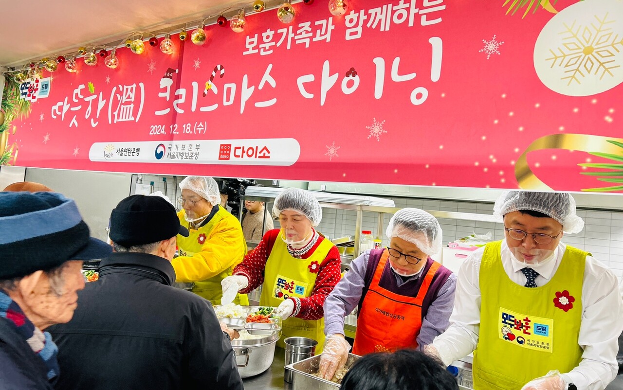 (왼쪽부터) 아성다이소 관계자, 강정애 국가보훈부 장관, 허기복 밥상공동체 연탄은행 대표, 전종호 서울지방보훈청장이 지난 18일 국가유공자 어르신들께 점심을 배식하고 있다. (출처=아성다이소)