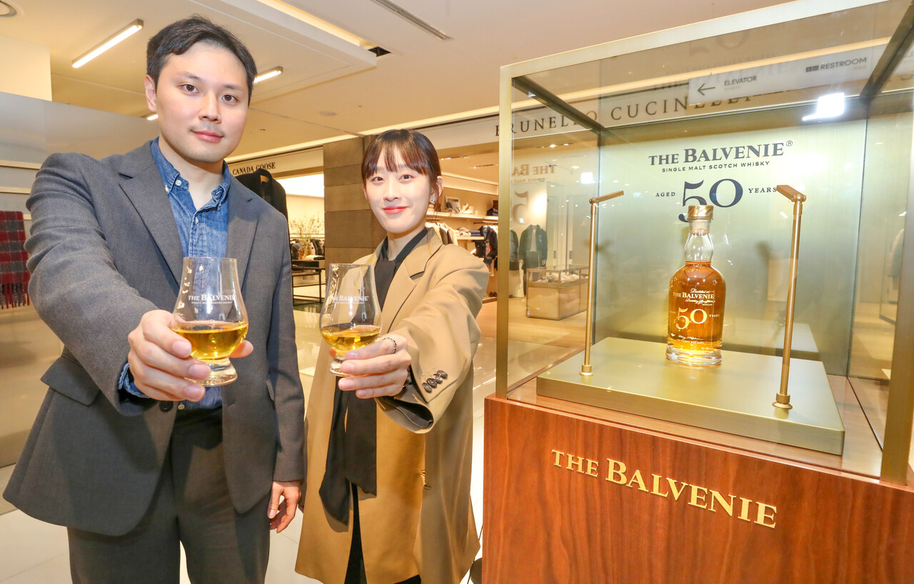 23일 오전, 서울시 강남구에 위치한 현대백화점 압구정본점에서 직원들이 '발베니 50년 컬렉션'을 소개하고 있다. (출처=현대백화점)