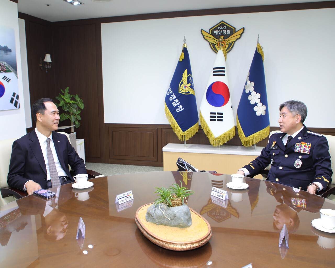 지난 12일 있었던 해양환경보호 사업지원 기금 전달식에서 Sh수협은행 신학기 은행장(왼쪽)과 해양경찰청 김종욱 청장이 환담을 나누는 모습. (출처=Sh수협은행)