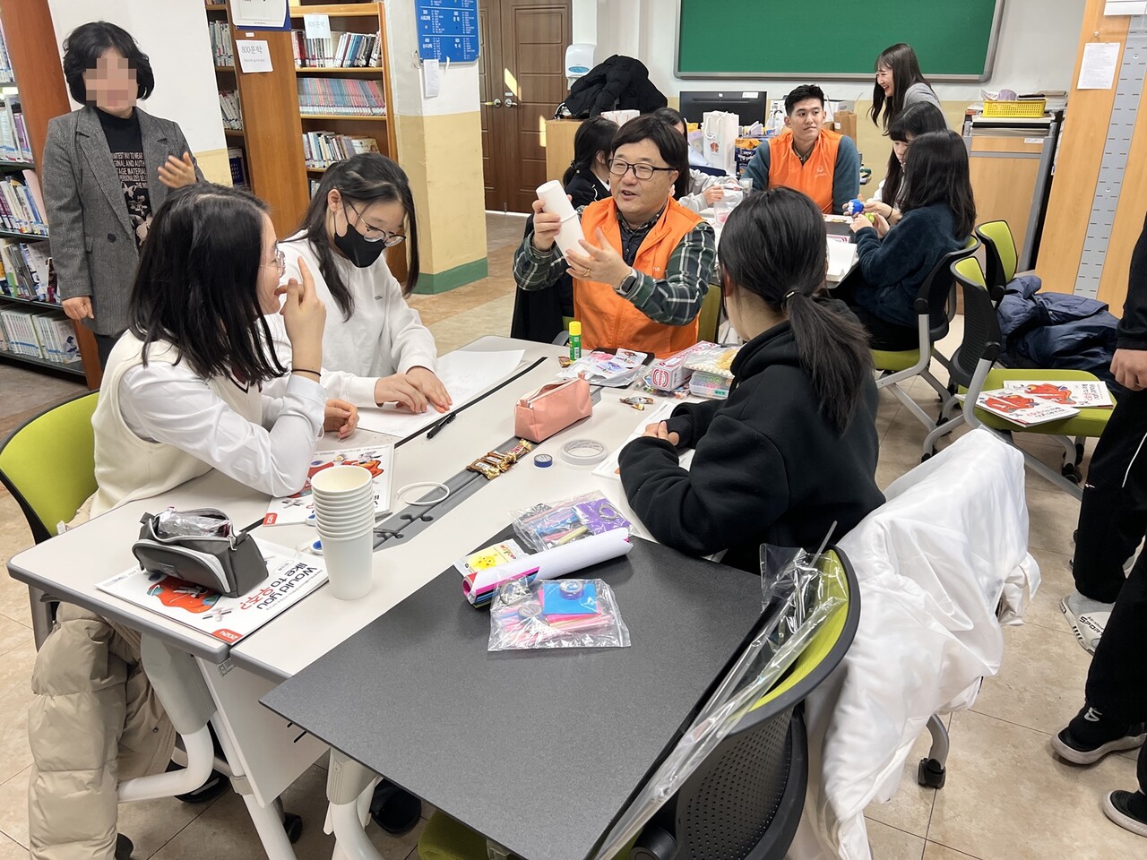 지난 19일 전남 여수 개도중학교에서 '우주항공 과학교실'에 참가한 한화에어로스페이스 임직원과 학생들이 지구 환경과 효율을 생각한 지속 가능한 항공우주선을 만들고 있는 모습. (출처=한화에어로스페이스)