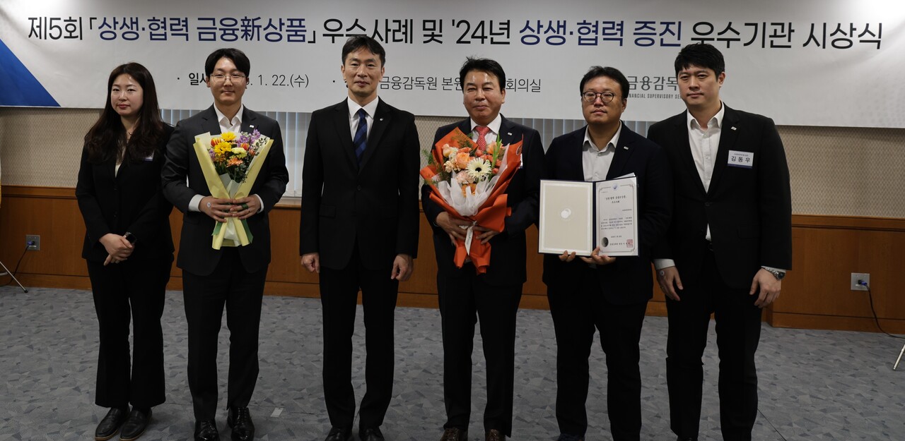 이만희 미래에셋캐피탈 사장(왼쪽에서 네번째) 및 임직원이 수상 후 이복현 금융감독원장과 기념촬영을 하고 있다. (출처=미래에셋캐피탈)