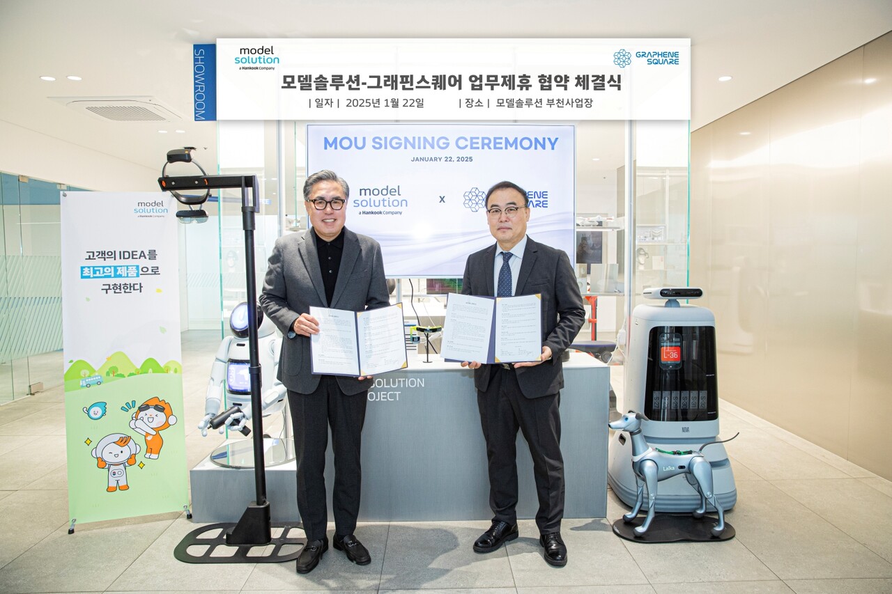 (왼쪽부터) 우병일 모델솔루션 대표와 홍병희 그래핀스퀘어 대표∙서울대 화학부 교수가 업무협약 체결식에서 사진 촬영을 하고 있다. (출처=한국앤컴퍼니)