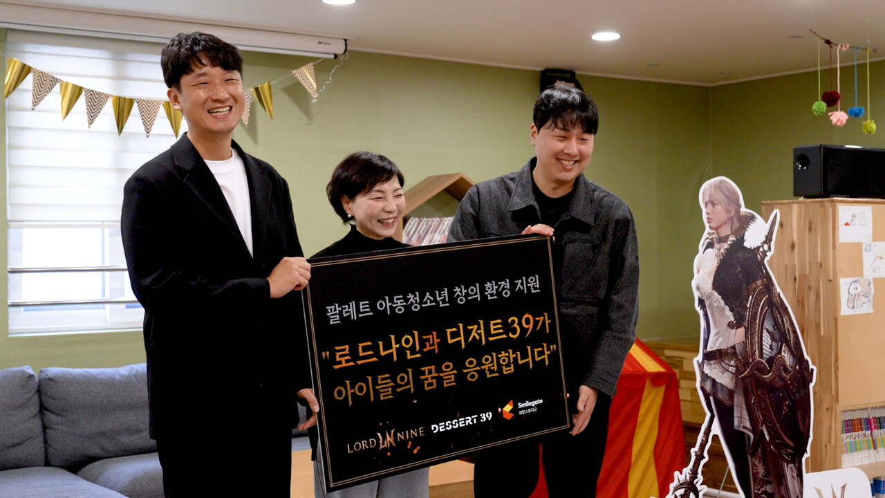 (왼쪽부터) 한재영 스마일게이트 메가포트 이사, 편지영 군포 기쁨지역아동센터장, 김일권 디저트39 본부장 (출처=스마일게이트)