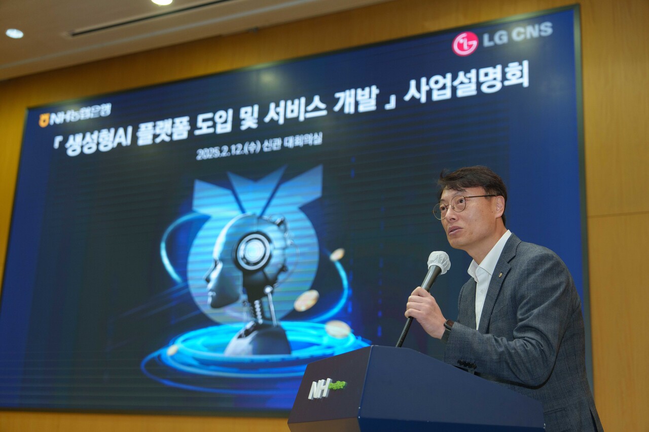 12일 농협은행 본사에서 개최된 생성형AI플랫폼도입 사업설명회에서 최운재 디지털전략사업부문 부행장이 모두발언을 하고 있다. (출처=NH농협은행)