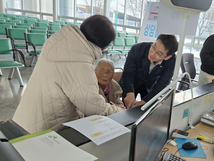 지난 7일 인천지역본부 1층 고객접견실에서 최고령 계약자인 사할린동포 이손귀 어르신이 임대주택 계약체결을 위한 상담을 받고 있다. (출처=LH)