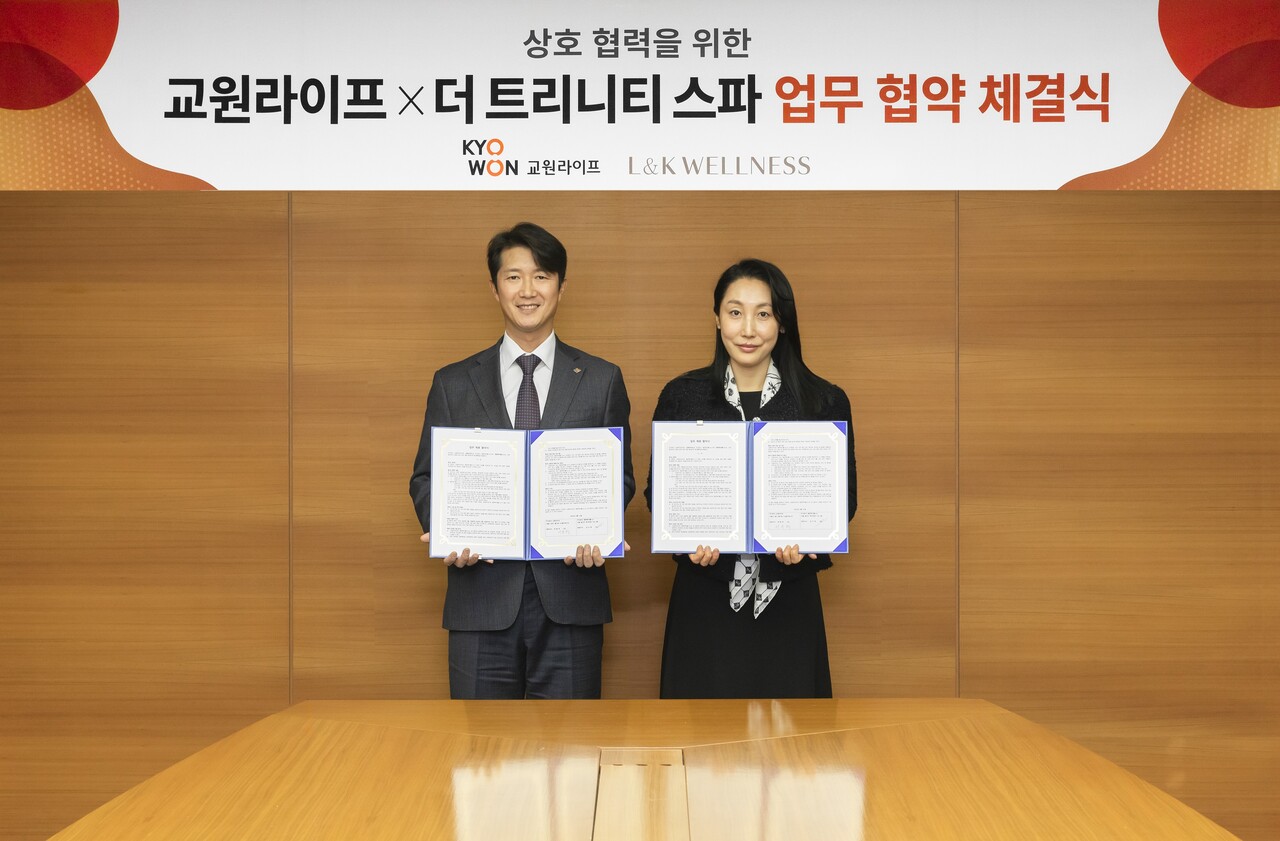 (왼쪽부터) 서동혁 교원라이프 사업기획부문장, 김지하 엘앤케이웰니스 대표이사 (출처=교원)