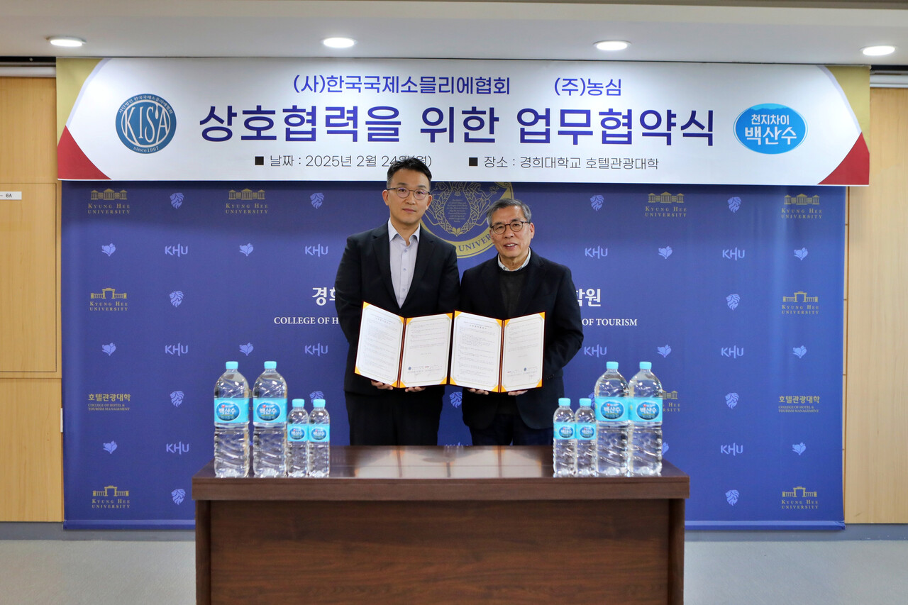 농심은 지난 24일 경희대학교 호텔관광대학에서 한국국제소믈리에협회와 좋은 물의 중요성을 알리기 위한 업무협약을 체결했다. (왼쪽부터) 김상헌 농심 제품마케팅실장, 고재윤 한국국제소믈리에협회장 (출처=농심)