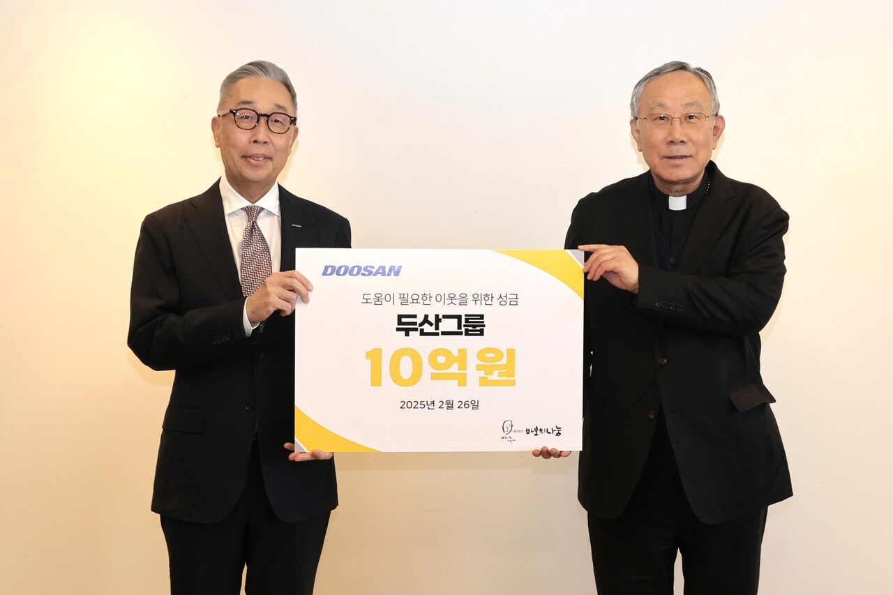 (왼쪽부터) 박지원 두산그룹 부회장, 구요비 재단법인 바보의 나눔 이사장(출처=두산)