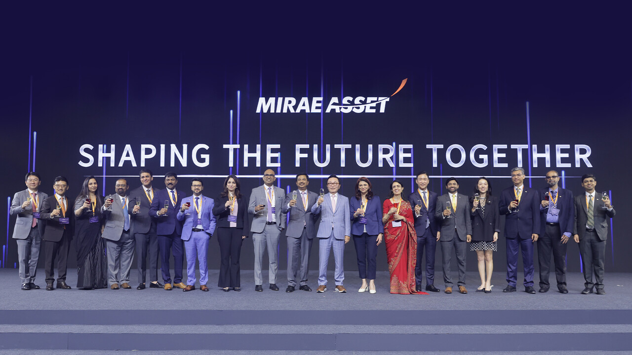 지난 7일, 인도 뭄바이 페어몬트 호텔에서 열린 ‘그룹 비전 선포식’ 행사 후 박현주 회장과 미래에셋쉐어칸 임직원들이 기념촬영을 하고 있다. (출처=미래에셋증권)