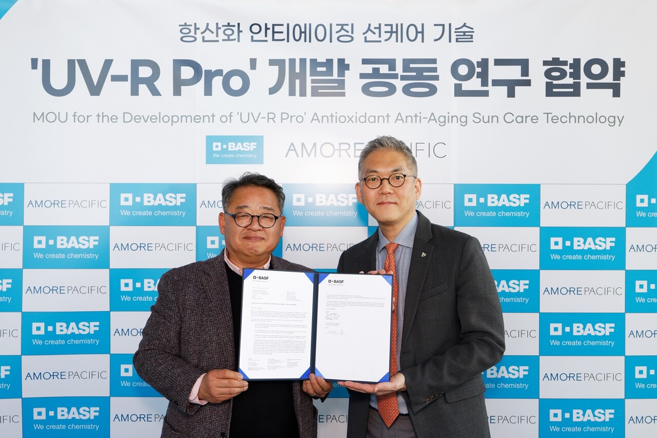 서병휘 아모레퍼시픽 R&I센터 CTO(오른쪽), 김대용 한국바스프 케어케미컬 사업부장(왼쪽) (출처=아모레퍼시픽)